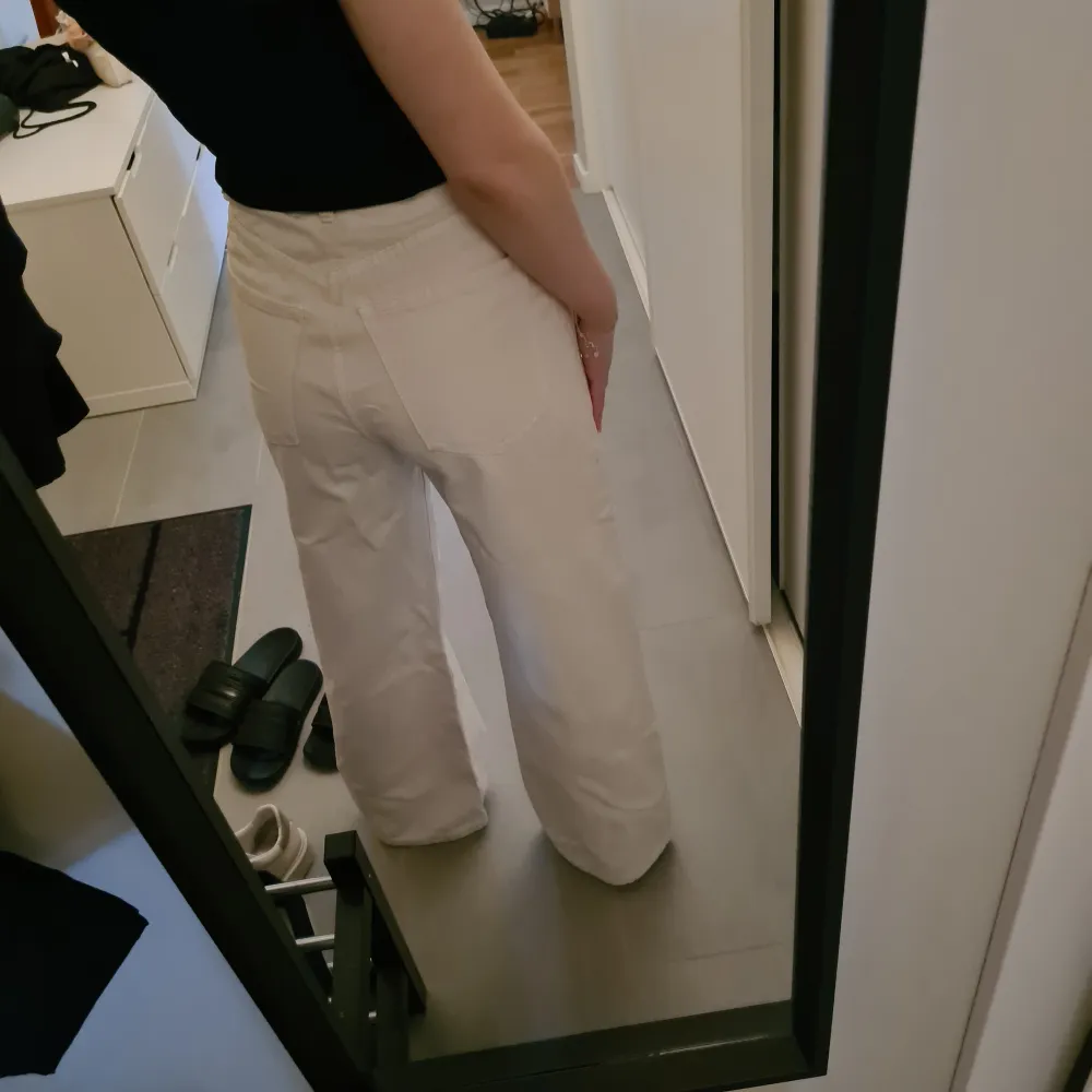 Jättefina vita/beiga jeans från gina tricot! Storlek 36 egentligen men är insydda i midjan så skulle säga 34. Passar mig som är 163 cm. Bra skick!. Jeans & Byxor.