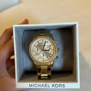 Säljer min super fina klocka från Michael kors i guld färg med strass runt uret. Använd ett fåtal gånger och orginalförpackningen finns kvar. Passar till ganska smala handleder ca 16-17 cm.