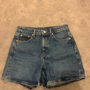 Jeansshorts  - Snygga jeansshorts från Weekday, använd endast en gång säljer dom då dom är för små🌺