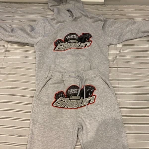 Trapstar Tracksuit - Knappt använt och väldigt ny! Mycket Bra Skick😁 Priset Kan Diskuteras