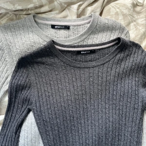 Kabelstickade tröjor  - Två stycken supersköna kabelstickade tröjor ifrån Ginatricot i ljusgrå och mörkgrå. Den mörkgrå är lite nopprig❤️ Köp en för 50kr, eller båda för 80kr🥰