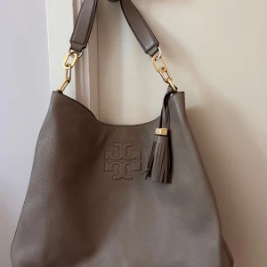 Beige axelväska  - Beige shoulder bag från tory burch 