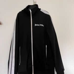 Palm angels tröja - Säljer en Palm angels tröja herr i storlek M. Väldigt bra skick  Skriv om ni har frågar