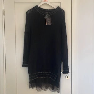 Twinset stickad klänning - Twinset stickad Mohair klänning med underklänning. Storlek s. Oanvänd. 3500kr i nypris.