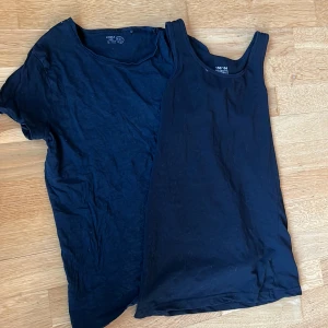 Två basic svarta tröjor ett linne och en t-shirt - T-shiten är från Lindex och linnet är från Kappahl  Dom båda är sköna material💫🌟