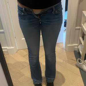 Säljer dessa low waist jeansen från Levis. En knapp på vänster bakficka fattas och ett hål har lagats, annars i hyfsat skick. Jag på bilden är 172cm lång och jeansen slutar vid golvet ungefär