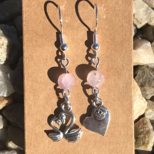 Örhängen  - Vackra örhängen av rosa glaspärlor och silver-charms.