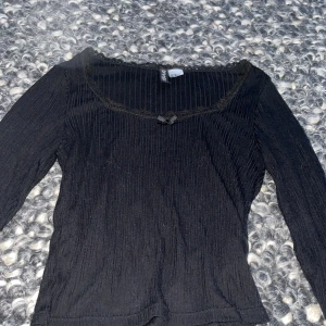 Svart långärmad tröja med spets och en rosett  - Väldigt fin ❤️