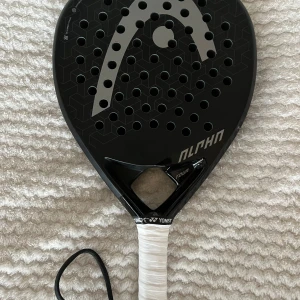 Head Alpha Tour Padelracket - Säljer ett padelracket av märket Head, modell Alpha Tour. Racketen kommer med ett fodral. Mer info om racket finns här:  https://www.xxl.se/head-graphene-360-alpha-tour-padelracket-unisex/p/1200783_1_Style?utm_source=google&utm_medium=cpc&utm_content=paid_search&utm_campaign=&utm_campaignid=21324048645&gad_source=1&gclsrc=aw.ds