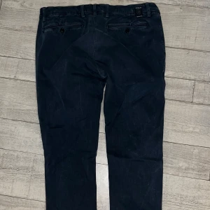 Replay HyperFlex  - Ett par snygga mörkblå Hyperflex byxor från Replay, modell Zeumar. Byxorna har en klassisk design med fickor fram och bak. Knappt använda. Storlek: W33 L32  Nypris: 1599:-