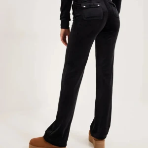 Svarta Juicy Couture byxor - Säljer mina svarta Juciy Couture byxor med fickor. Ass sköna och mjukt material. Bra sick, säljer då de inte används längre❣️Nypris 1199kr, pris kan diskuteras.