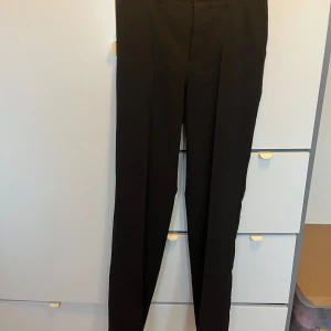 X-TALL Svarta kostymbyxor från Madlady - Kostymbyxor från Madlady. Högmidjade och längd : X-tall. Passar mig som är 180cm lång. Endast använda en gång! ⭐️