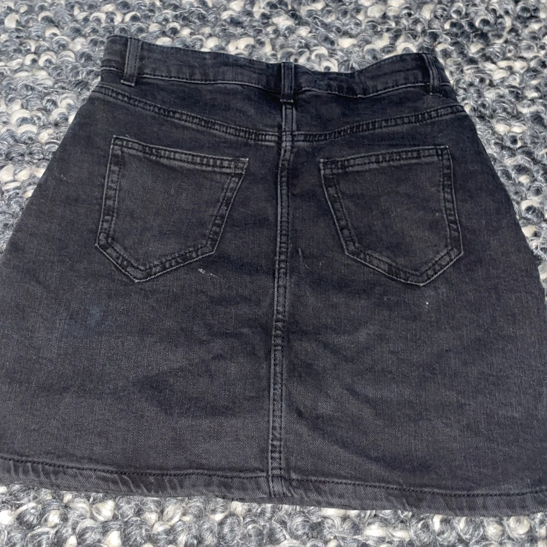 Svart jeanskjol med pärl/paljetter som detaljer  - 3