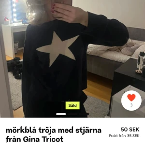 Mörkblå ärmlös blus med spetsdetaljer - Säljer en elegant mörkblå blus med spetsdetaljer vid axlarna. Blusen är ärmlös och har knappar framtill, vilket ger en stilren look. Perfekt för en chic och bekväm stil.