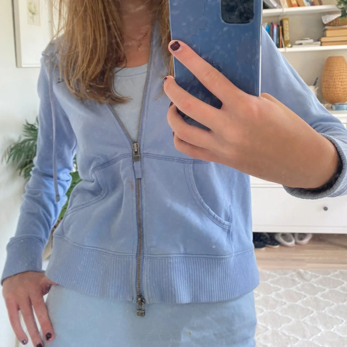 Ljusblå hoodie med dragkedja