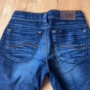 Mörkblå jeans från Lee - Jeans ifrån lee, väldigt dynga bakfickor, känns som nya. Midjemått: 34cm innerbenslängd: 79cm Rise: 20cm skriv om funderingar 💞💞pris kan diskuteras
