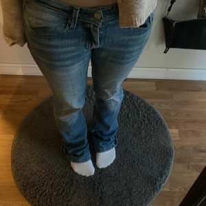 Bootcut jeans - Skitsnygga lågmidjade bootcut jeans. Ny skick, vintage. Är ish 160 o dem är perfekta i längden enligt mig. Står ej storlek men jag bär xs/s och tycker den passar som en s