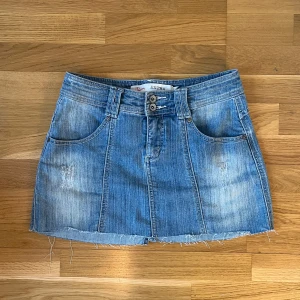 Low waist Avklippt denim kjol! - Kort avklippt jeanskjol i bra skick! Har aldrig riktigt kommit till användning av mig därmed hoppas att någon annan kan uppskatta den 🙌✨ Osäker på märket dock är den i andra hand! Stretchigt tyg också, passar mig som brukar ha storlek 36!