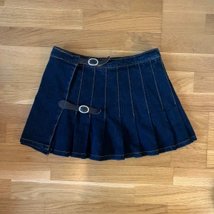 Brandy Melville / John Galt kjol! - Köpt online för något år sedan dock inte badat andhämtning fåtal gånger! Kjolen är plisserad och justerbar med både spännerna och knappar på insidan! Tjockt material med lite stretch ✨🙌