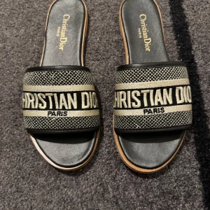 Svarta sandaler  - Snygga svarta sandaler med bred rem. Perfekta för en stilren look med en touch av lyx. Sandalerna har en platt sula och är ganska bekväma att bära🥰Storlek 38, men passar 37 oxå.