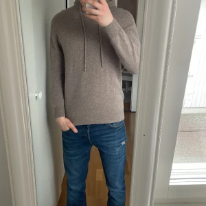 Beige merinoull/kashmir hoodie  - Säljer en stilren beige stickad hoodie