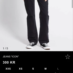 Svarta jeans 'Icon' - Snygga svarta jeans med bootcut-stil. De har en klassisk femficksdesign och en bekväm passform. Perfekta för en stilren look.