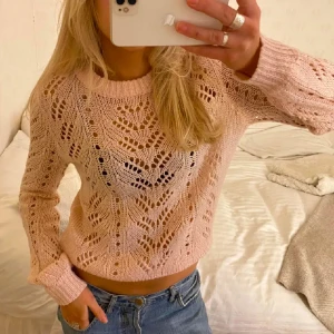 Rosa stickad tröja - Säljer en rosa stickad tröja med hålmönster, passa på nu när det är fri frakt💕