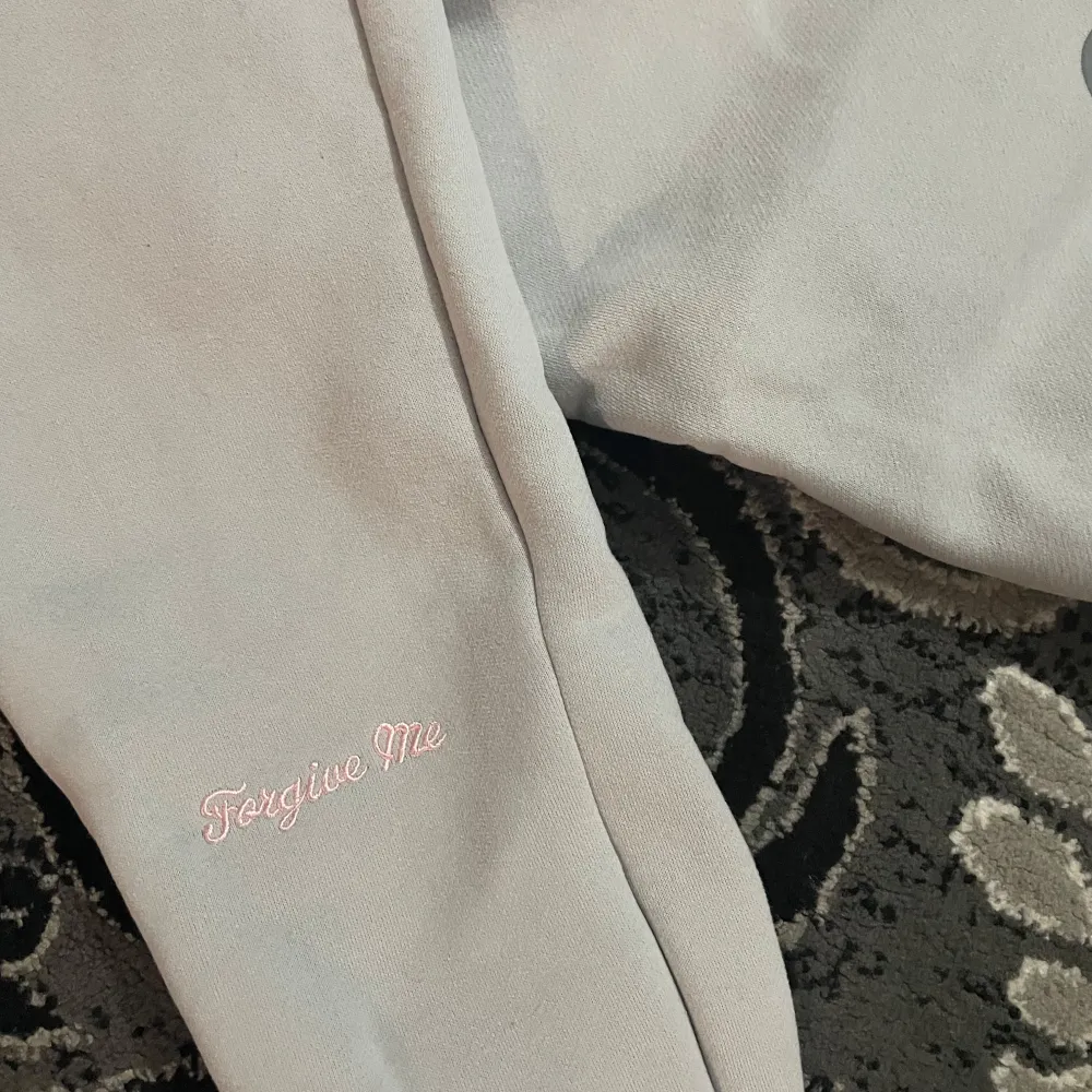Säljer en syna world tracksuit från syna world med gråa färgen och rosa trycket på huvan av tröjan och baksidan av mjukisen. Helt ny och mycket bra skick i storlek M kommer med påsarna och allt tillbehör, hör av er för mer frågor. Hupparit & Collegepaidat.