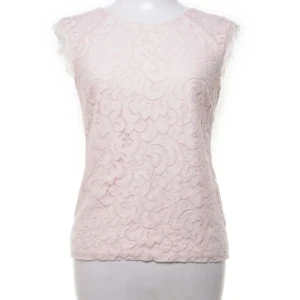 Rosa spetsblus - Elegant vit spetsblus med vackert mönster och ärmlös design. Blusen har en rund hals och är tillverkad i ett mjukt material som ger en bekväm passform. Skulle säga storleken är xxs-xs💖