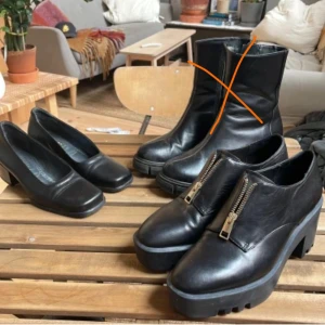Svarta pumps  - Säljer 2 olika skor pga har för många.   Höger: pumps med dragkedja från & other stories storlek. 40 ( sitter som 39)  vänster: Pumps köpta secondhand storlek 39 