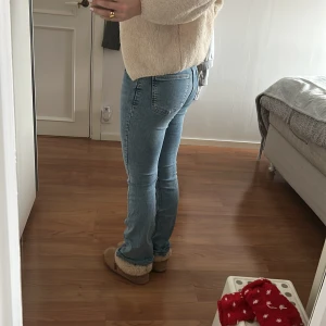 Jeans från Gina Tricot - Söljer ett par ljusblåa jeans från Gina tricot🩵