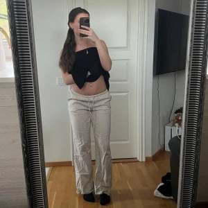 Low waisted linnebyxor - Low waisted randiga linnebyxor som endast blivit testade! Behöver strykas till men är helt utan defekter ❣️