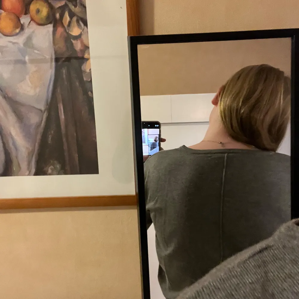 Säljer en stilren grå tröja från. Tröjan har trekvartsärmar och en avslappnad passform. Tröjan har en detalj bak i ryggen som gör den lite mer speciell. . Neuletakit & Villapaidat.