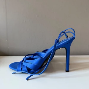 Blå klackar - Snygga blå stilett klackar! Perfekta till vår och sommar🌸 endast använda vid 1 tillfälle, därav som nya. Passar 39-40