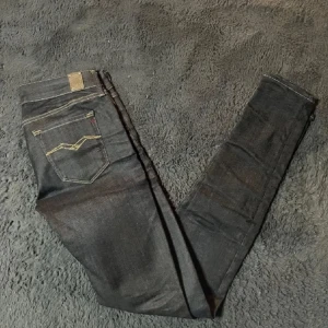 Svarta jeansbyxor - Snygga svarta jeansbyxor med en tight passform. De har klassiska femficksdetaljer och en knappgylf. Perfekta för en stilren look.