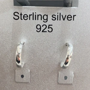 Sterling silver 925 örhängen - Snygga och stilrena örhängen i sterling silver 925. Perfekta för att ge en elegant touch till din look. Dessa örhängen är enkla men ändå sofistikerade, vilket gör dem till ett mångsidigt tillskott i din smyckessamling.