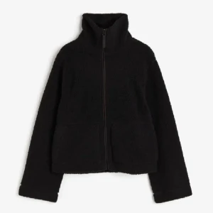 Svart teddyjacka - Mysig svart teddyjacka med hög krage och dragkedja framtill. Perfekt för kyliga dagar när du vill hålla dig varm och bekväm. Jackan har en avslappnad passform och är lätt att matcha med olika outfits.