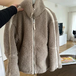 Teddy jacka HM - Den trendiga Teddy jackan ifrån H&M stl XS pris kan diskuteras 