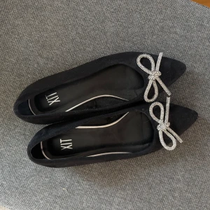 Xit ballerinaskor spetsig tå rosett - Använda en gång. Nypris: 450kr