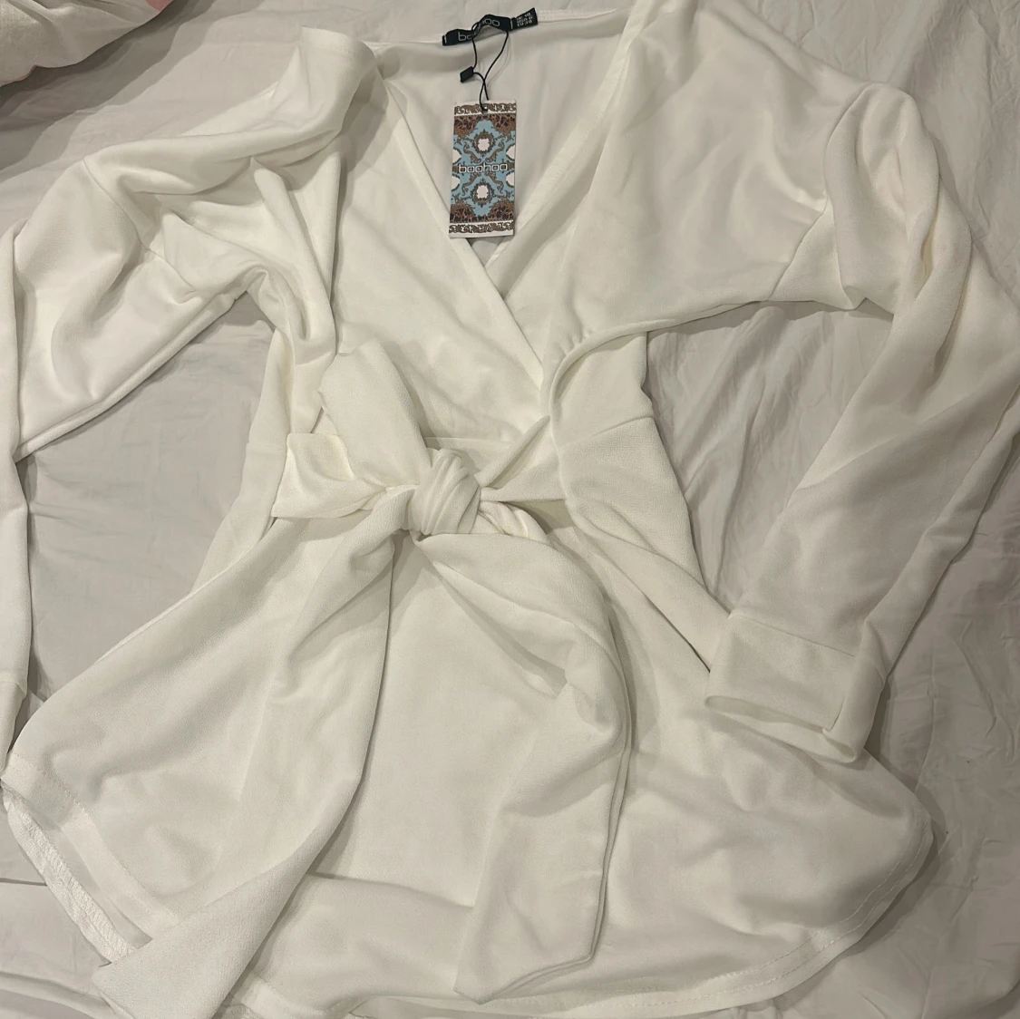 Vit omlottblus med knytband