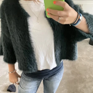 kofta - mörk grön lurvig kofta med trekvartslånga ärmar