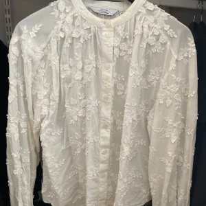 Skjorta från other stories - Så fin skjorta med broderidetaljer från other stories! Storlek 36💌