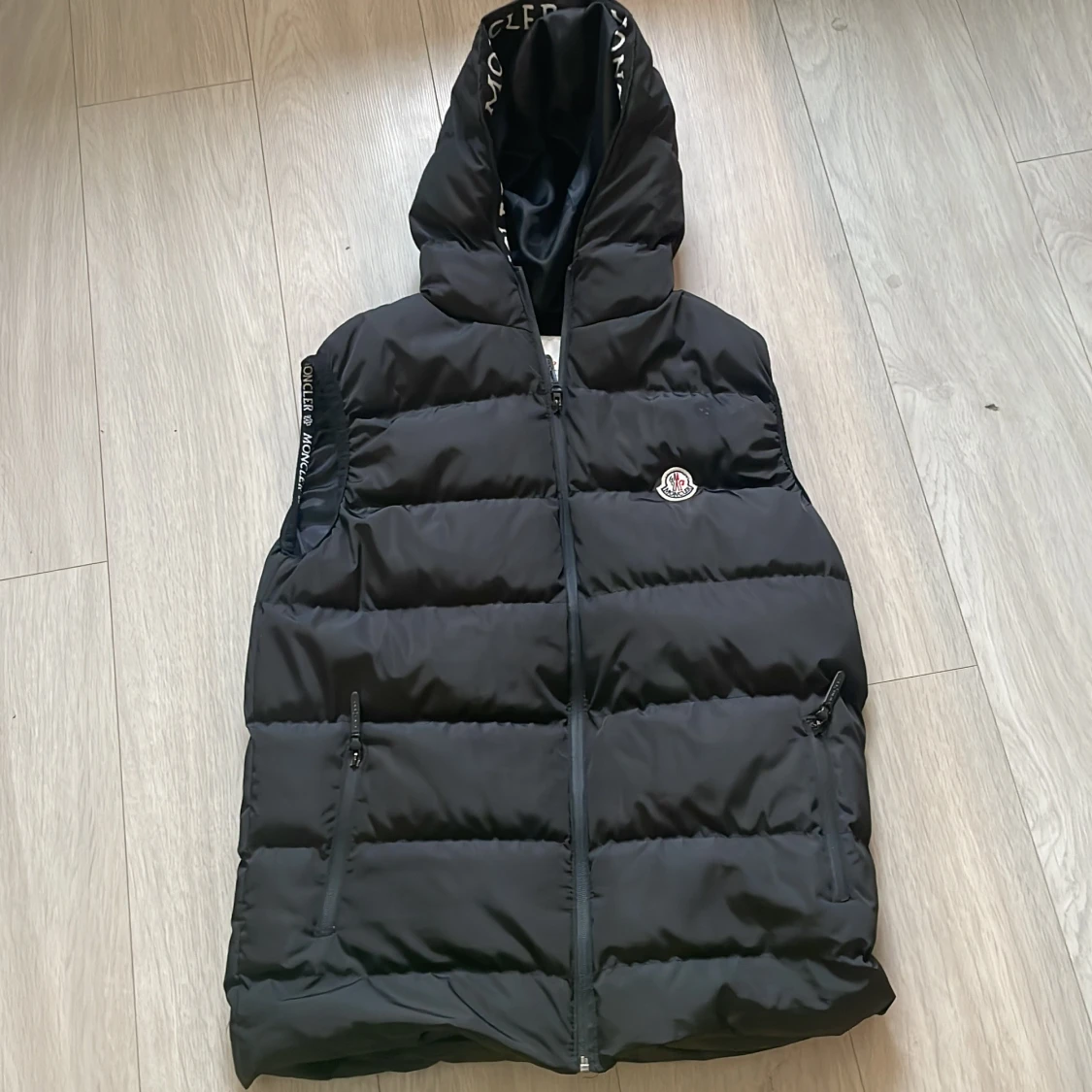 Svart dunväst från Moncler