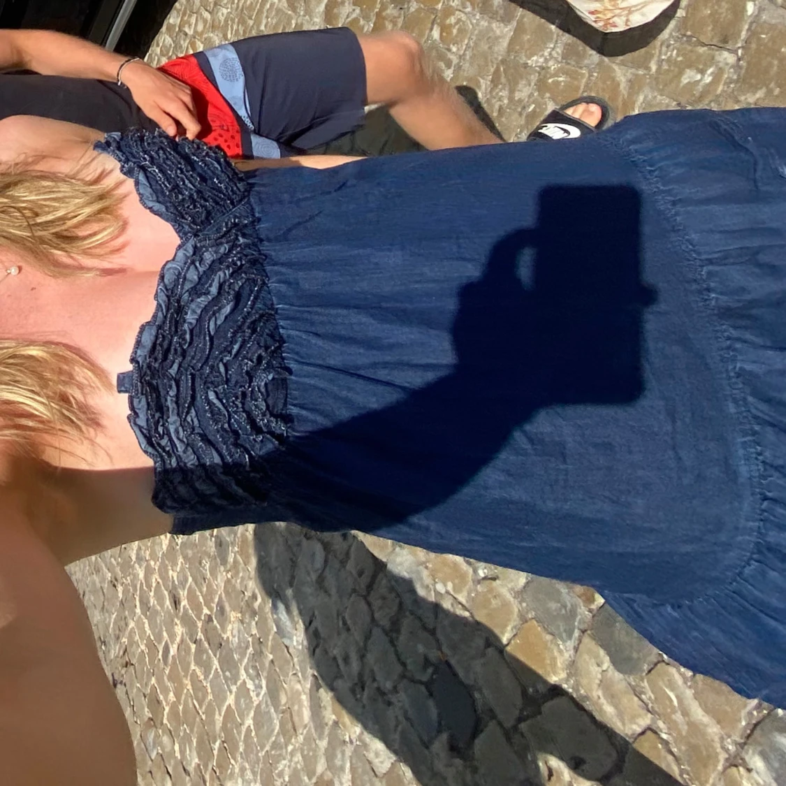 Mörkblå klänning med spetsdetaljer - 1