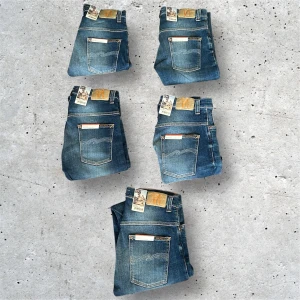 Nudie Jeans med prislapp - Vänster toppen - Nudie Jeans - storlek 29/28 - modell: Thin Finn ‼️ Höger toppen - Nudie Jeans - storlek 30/30 - modell: Thin Finn ‼️                                     Vänster mitten - Nudie Jeans - storlek 30/30 - modell: Thin Finn ‼️ Höger mitten - Nudie Jeans - storlek 31/30 - modell: Thin Finn ‼️Längst ned - Nudie Jeans - 32/30 - modell Thin Finn.