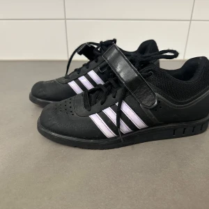 Tyngdlyftarskor adidas  - Skor för tyngdlyftning eller gym  storlek 40