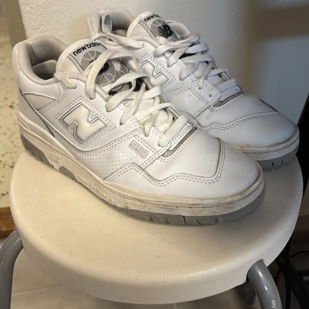 Snygga vita New Balance 550 sneakers med klassisk design och snörning. Skorna har en robust sula och är perfekta för en stilren look. Perfekta för vardagsbruk med en sportig touch.. Kengät.