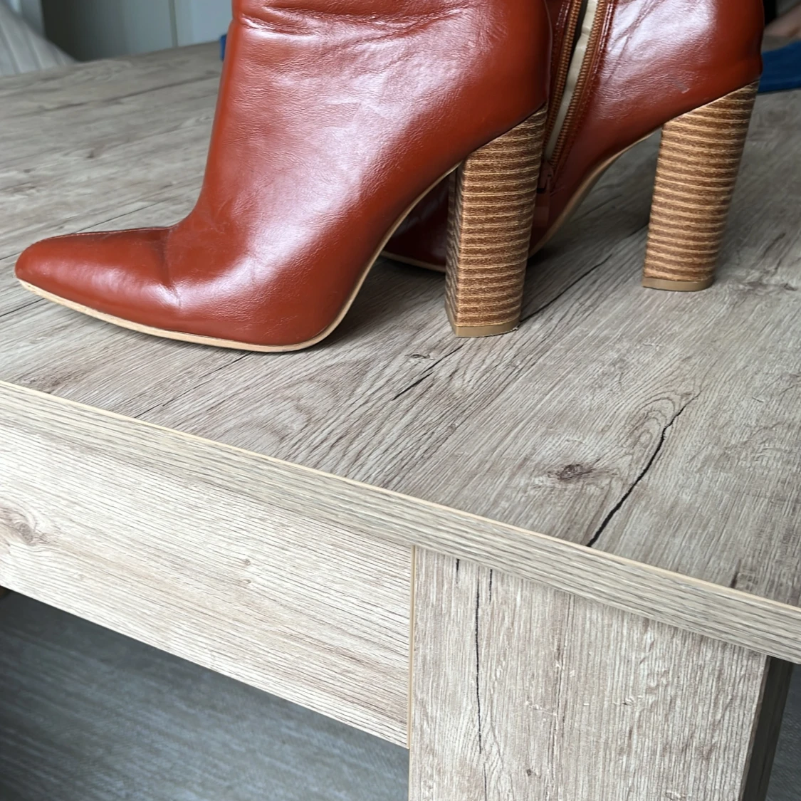 Bruna skinnstövletter med klack - 1