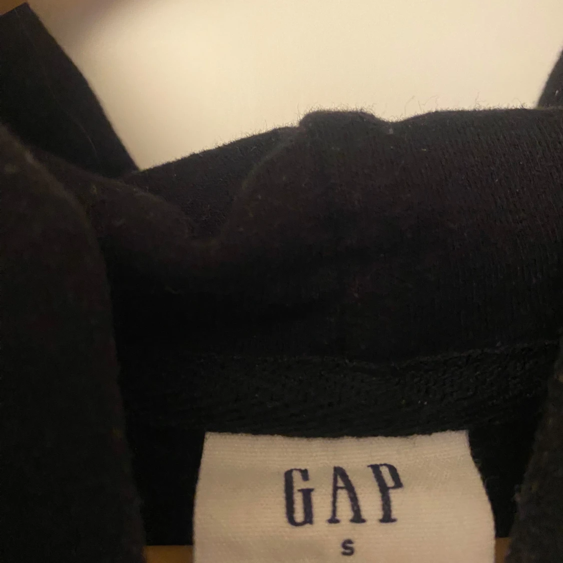 Svart hoodie från GAP - 1