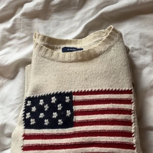 Gant Tröja - Säljer nu denna snygga stickade tröjan från Gant 🌟 Hög av er vid frågor och funderingar 🤩